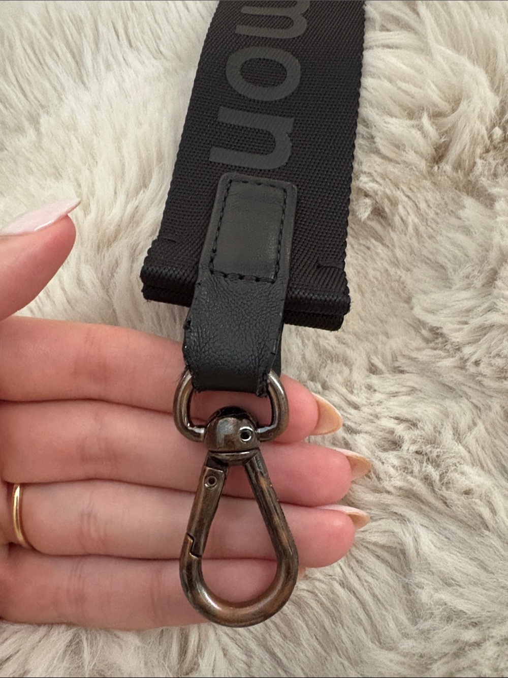 Lululemon all black keychain - Picture 3 of 7